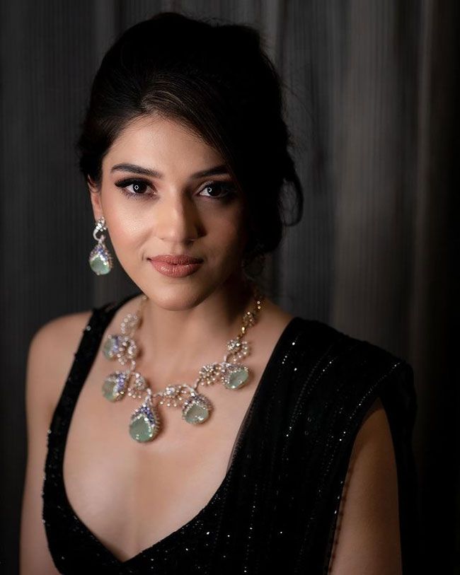 Staggering Poses Of Mehreen